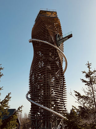 Hölzerner Turm mit Erlebnisrutsche und gläsernem Skywalk